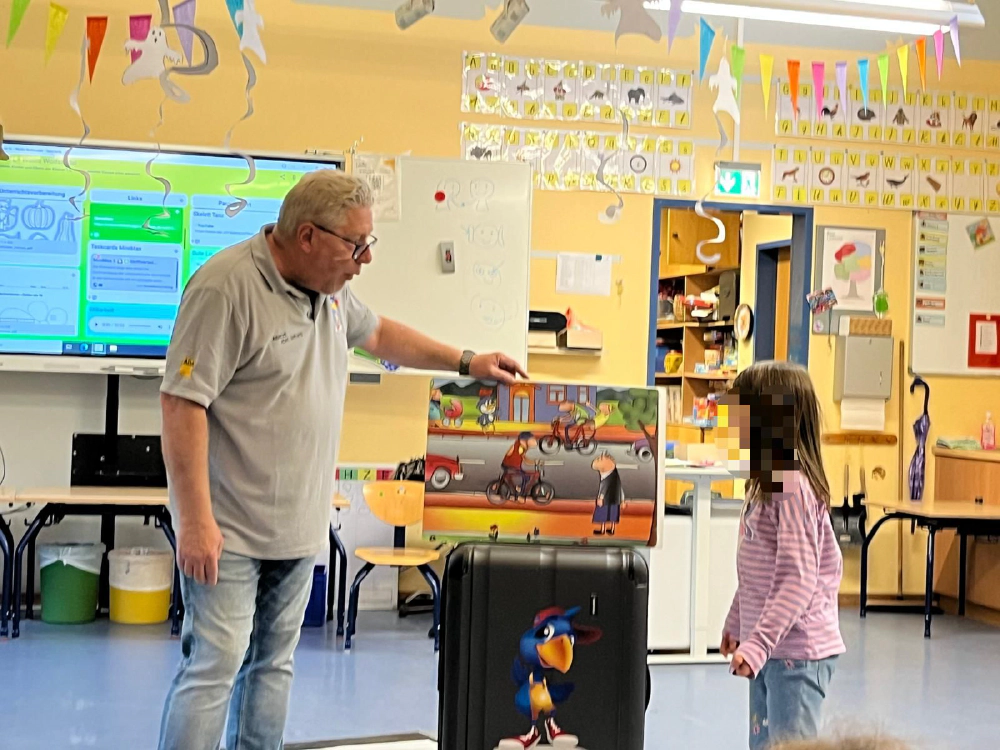 Verkehrserziehung mit dem ADAC – Herr Pinkpank und Papagei Abacus zu Besuch